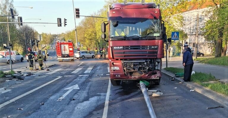 Wjechał ciężar&oacute;wką do Olsztyna i zasnął za kierownicą. Skończyło się to koszmarnie