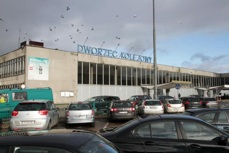 Zn&oacute;w niebezpiecznie przy dworcu? Atak na podr&oacute;żnego