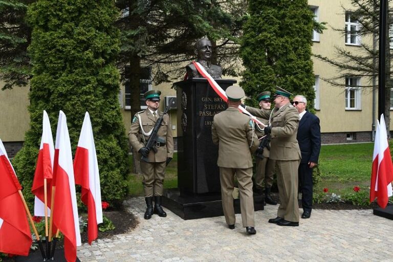 Uroczyste odsłonięcie popiersia upamiętniającego Patrona Warmińsko-Mazurskiego Oddziału Straży Granicznej