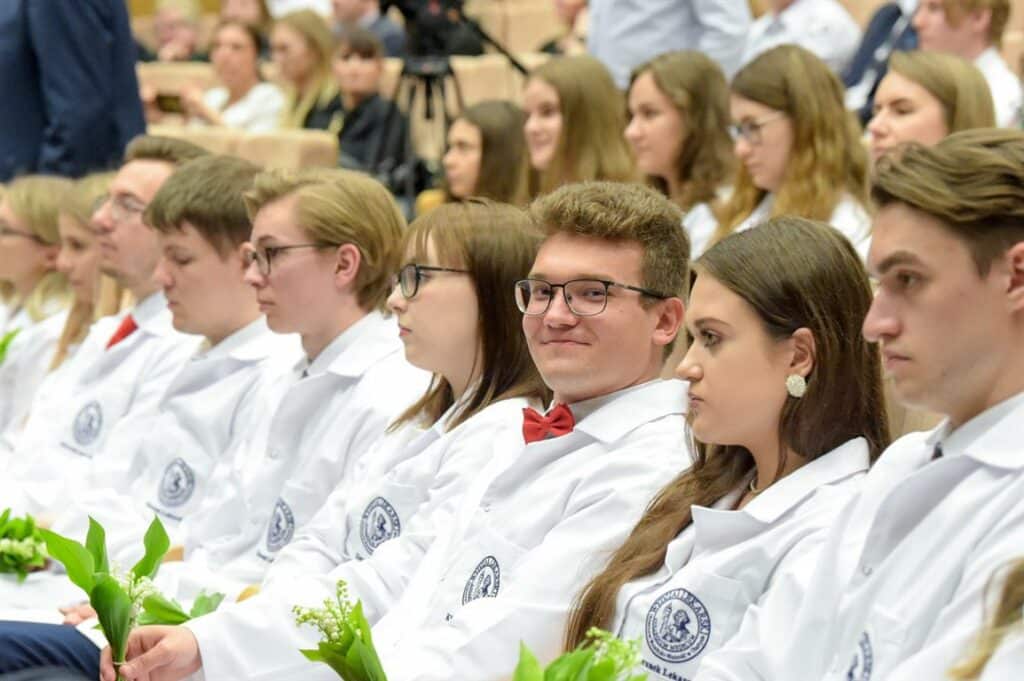 Ponad 130 studentów kierunku lekarskiego UWM założyło po raz pierwszy biały lekarski fartuch