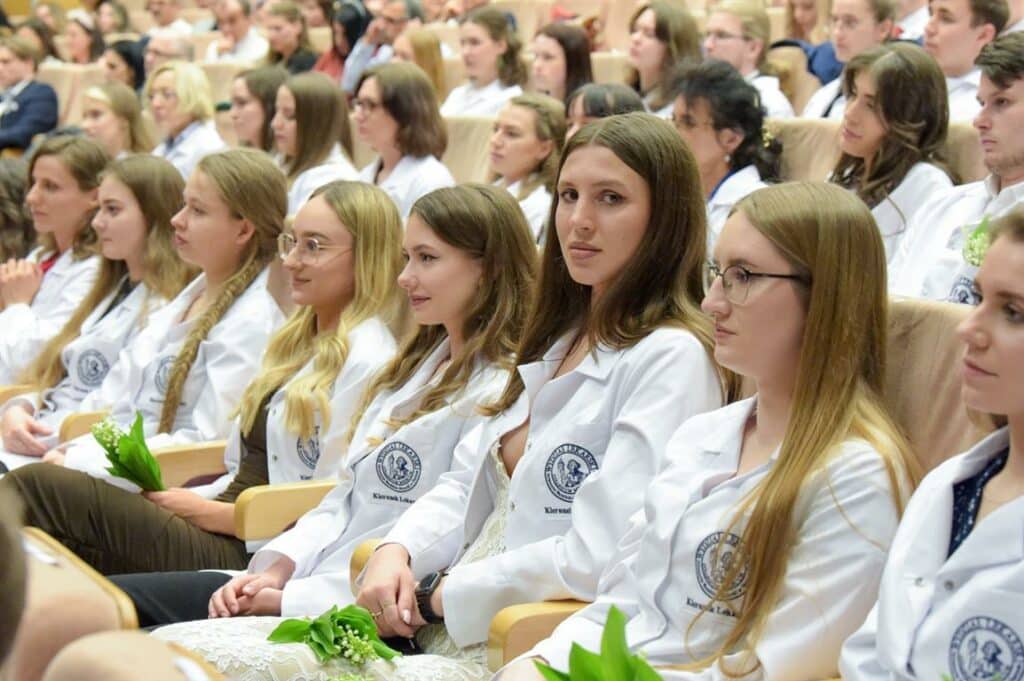 Ponad 130 studentów kierunku lekarskiego UWM założyło po raz pierwszy biały lekarski fartuch