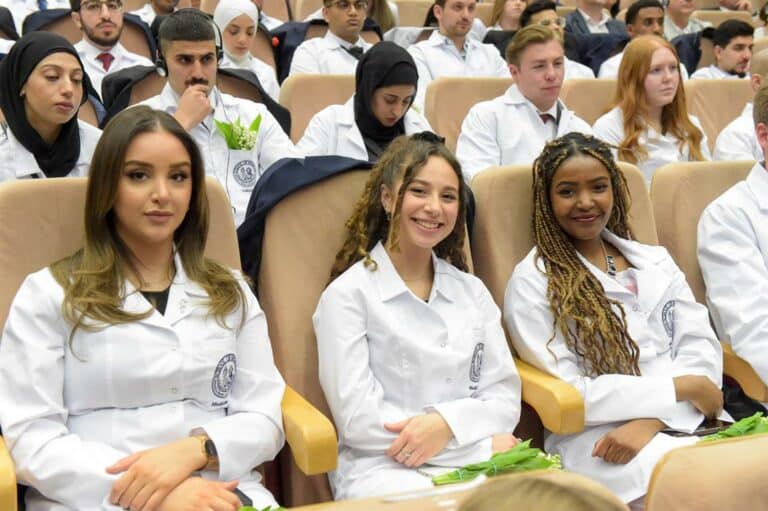 Ponad 130 student&oacute;w kierunku lekarskiego UWM założyło po raz pierwszy biały lekarski fartuch