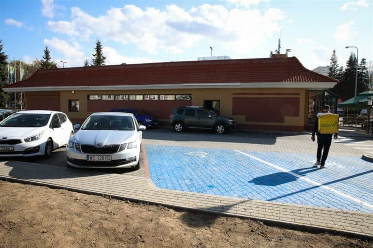 McDonald&rsquo;s przy palcu Roosevelta w Olsztynie już po remoncie. Zmienił się na gorsze?