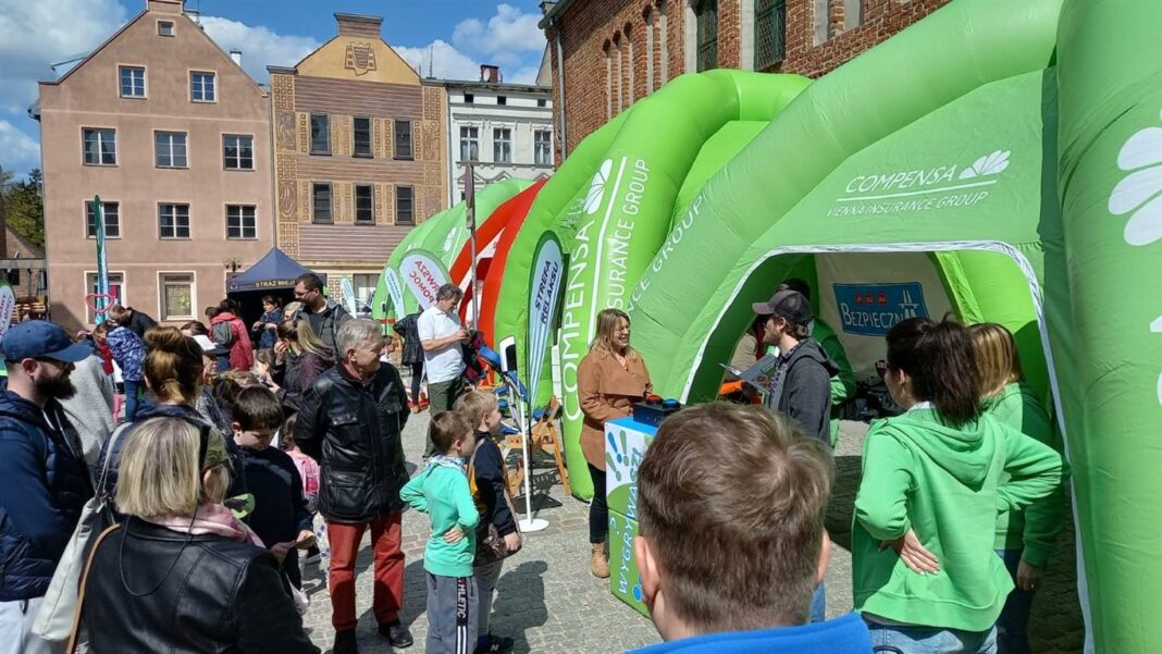 Ludzie uczestniczą w wydarzeniu Strefy Bezpieczeństwa w Olsztynie.