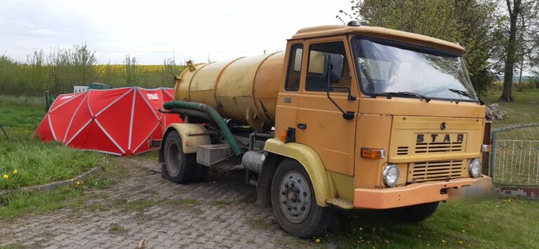 Zmarł na miejscu. Mężczyzny przygniecionego do bramy przez pojazd wywożący szambo