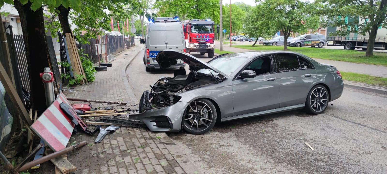 Brawurowa jazda zakończyła się wypadkiem. Mercedesem wjechał w grupę robotników wypadek Ełk, Wiadomości, zShowcase