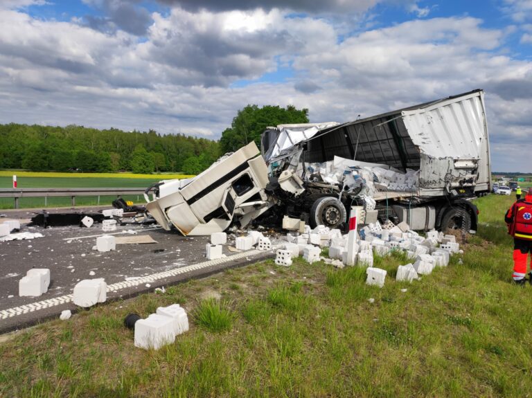Droga Krajowa S7 jest całkowicie zablokowana. Kolizja składów ciężarowych