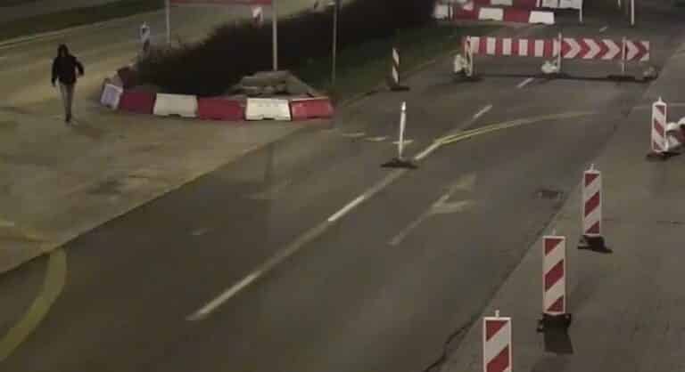 Demolował auta i witrynę sklepową przy ul. Dworcowej i al. Piłsudskiego. Jest nagranie