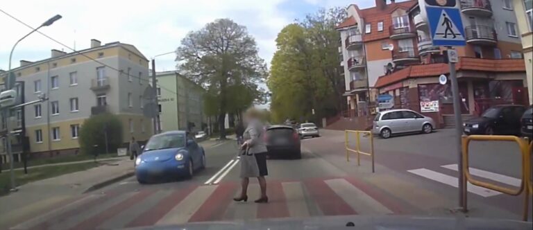 Tą elegancką panią na przejściu dla pieszych uratował rozsądek przed tragedią