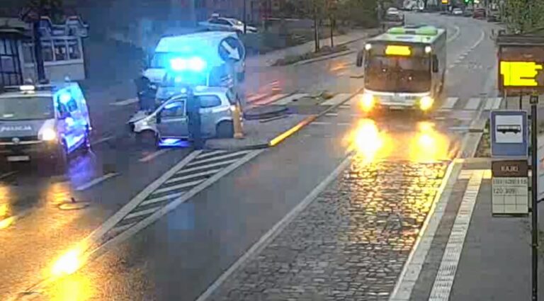 Uderzył autem w autobus. Uciekając rozbił się pod samą komendą policji