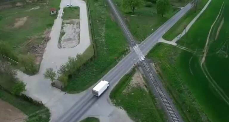 Trzy osoby zginęły na tym przejeździe. Policjanci dronem kontrolowali zachowanie kierowców