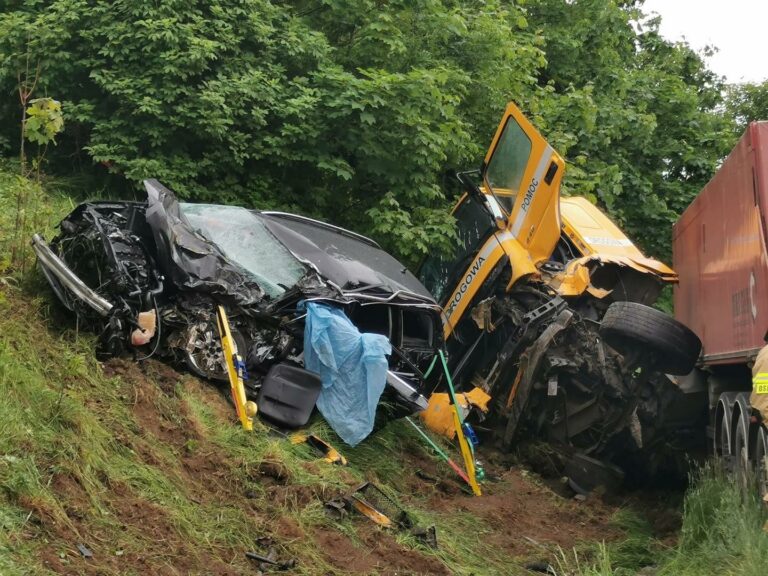 22-latek zasnął za kierownicą? Jedna osoba zginęła, dwie są w stanie ciężkim