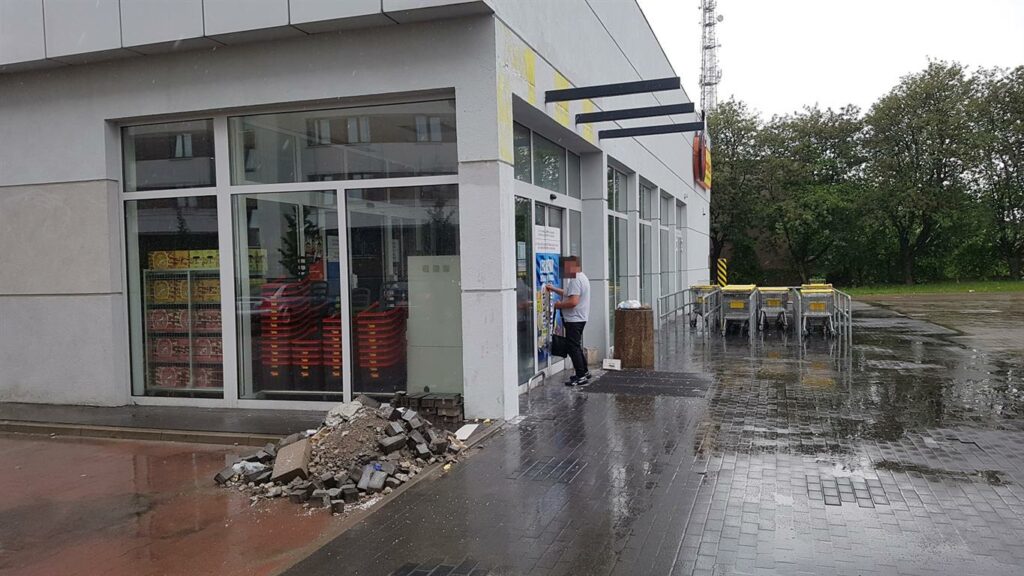 Ewakuacja Biedronki w Olsztynie "z powodu zarywającego się dachu i zalanego wnętrza"