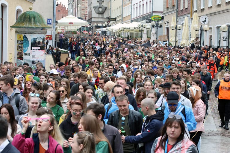 Parada Wydział&oacute;w. Przemarsz student&oacute;w z centrum Olsztyna do Kortowa