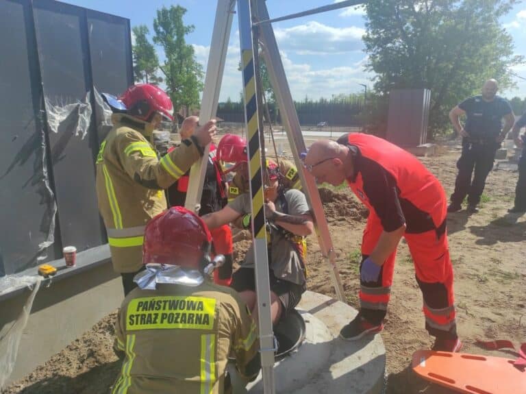 Mężczyzna wpadł do studzienki na budowie hotelu