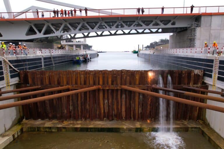 W kanale żeglugowym na Mierzei trwa zalewanie śluzy