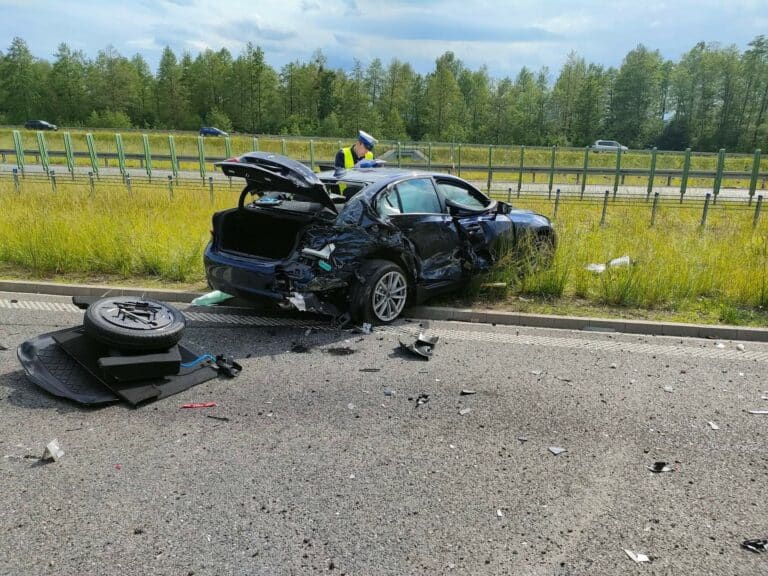 W nieoznakowany, policyjny samochód uderzył bus. Dwóch policjantów trafiło do szpitala