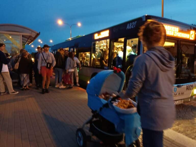 Brak kultury po koncercie disco-polo? Matki z w&oacute;zkami nie były w stanie wejść do autobus&oacute;w