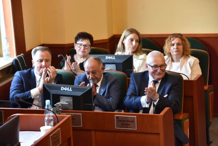 Zarząd wojew&oacute;dztwa warmińsko-mazurskiego z wotum zaufania