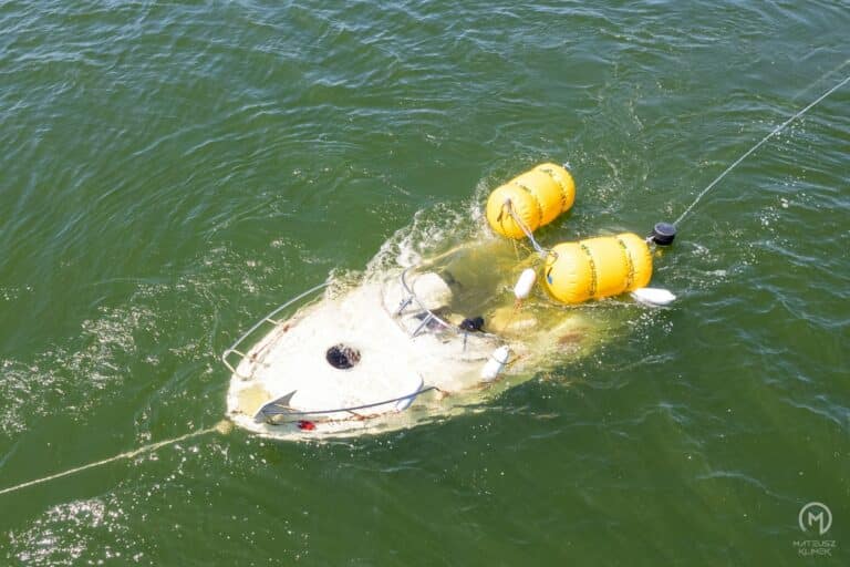 Zginęła 8-letnia dziewczynka. Płetwonurkowie wydobyli motorówkę z jez. Tałty