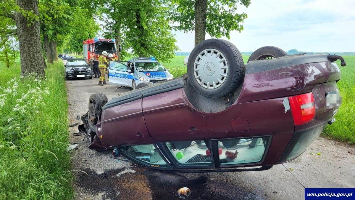 Auto uderzyło w przydrożne drzewo. Kierująca potrzebowała pomocy medycznej wypadek Olsztyn, Wiadomości, zShowcase