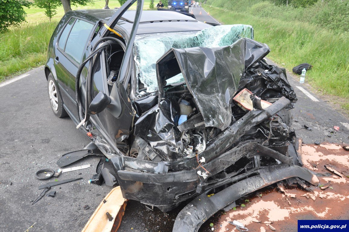 Dwie osoby ranne w czołowym zderzeniu dwóch samochodów wypadek Wiadomości