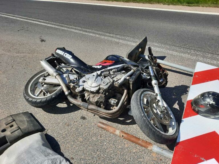 Pijany motocyklista na widok radiowozu gwałtownie ruszył i wjechał w metalową zaporę