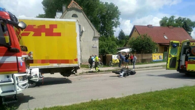22-letni pracownik firmy kurierskiej najechał na 48-letniego motocyklistę