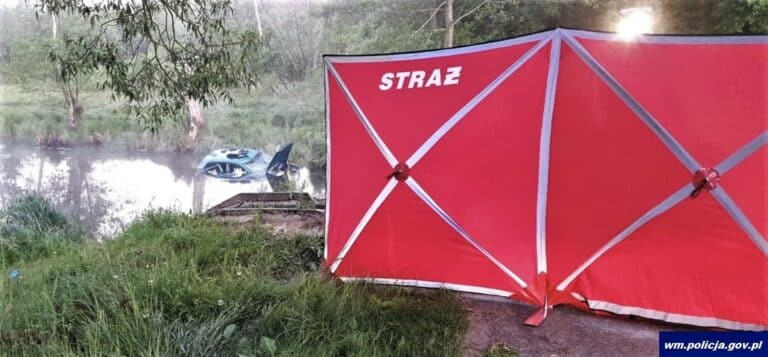Wydobyto samochód, który wpadł do rzeki. Zginęła kobieta i dwóch mężczyzn