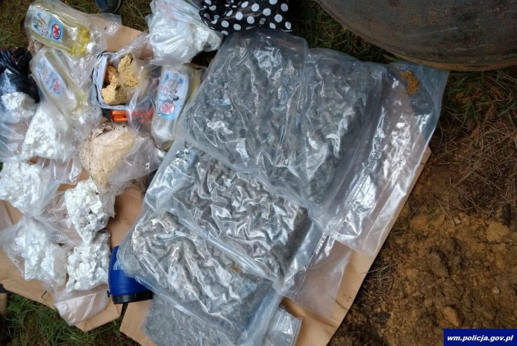 Policja z Olsztyna przejęła 22 kg narkotyków, które były ukryte w lesie narkotyki Nowe Miasto Lubawskie, Olsztyn
