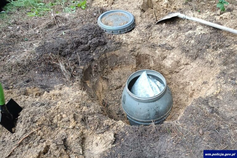 Policja z Olsztyna przejęła 22 kg narkotyków, które były ukryte w lesie
