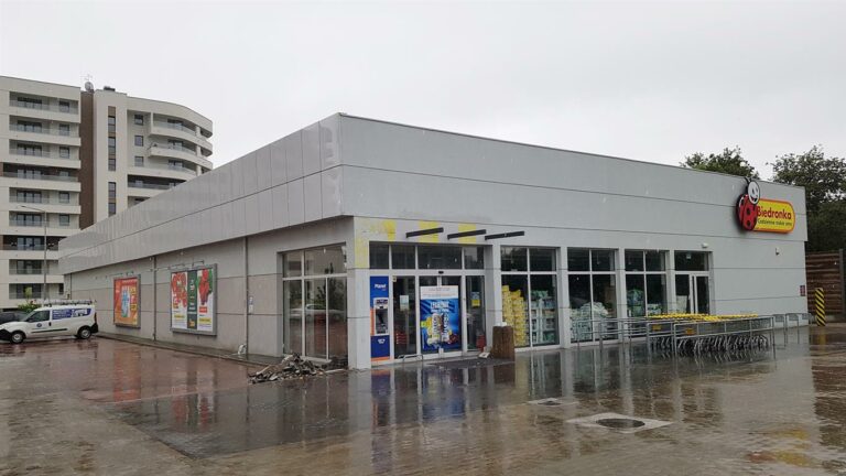 Ewakuacja Biedronki w Olsztynie &bdquo;z powodu zarywającego się dachu i zalanego wnętrza&rdquo;