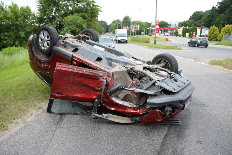 Na al. Warszawskiej honda uderzyła w bmw, a następnie dachowała
