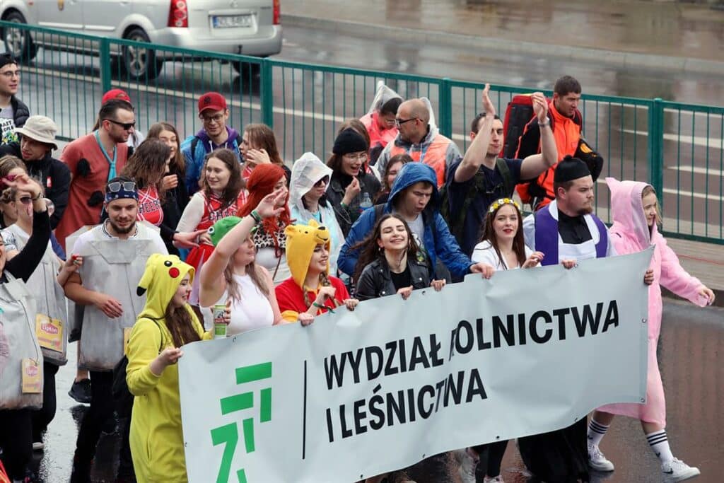 Parada Wydziałów. Przemarsz studentów z centrum Olsztyna do Kortowa