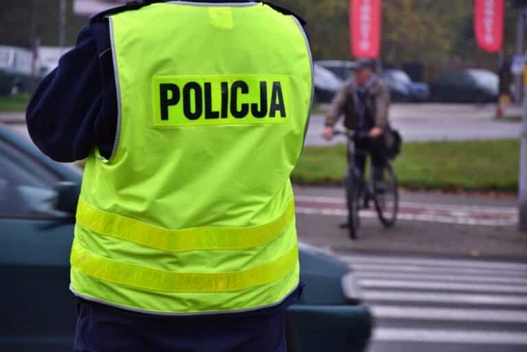 Pijany jechał rowerem, zrobił fikołka i uderzy w radiowóz