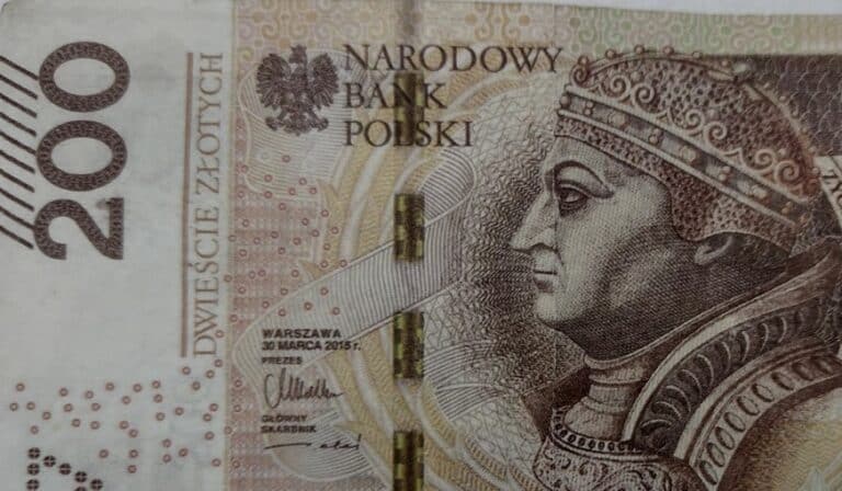 Banknot z napisem 'souvenir' użyty w sklepie, widoczny jest portret historycznej postaci na banknocie 200 zł.