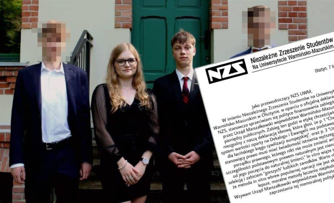 Cztery osoby w formalnych strojach stoją przed zielonymi drzwiami, jedna z nich to kobieta, reszta to mężczyźni.