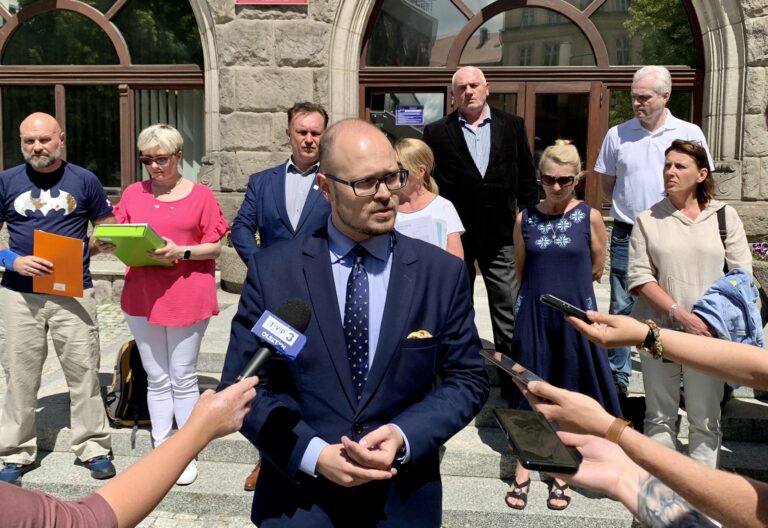 Zaostrza się spór między pracownikami urzędu miasta, a kierownictwem