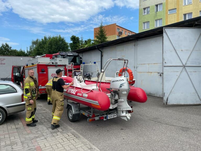 Akcja ratunkowa. Strażacy otrzymali zgłoszenie o kobiecie kt&oacute;ra utknęła w kajaku na rzece