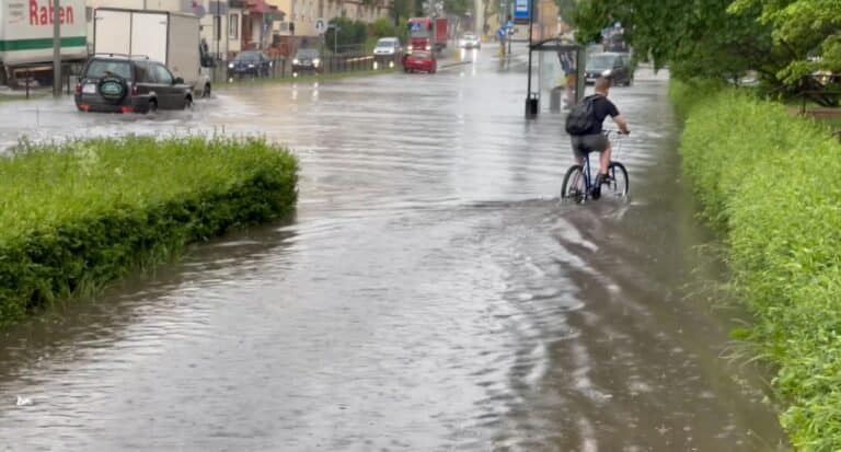 Po nawałnicy trudności na jezdniach i zalane piwnice