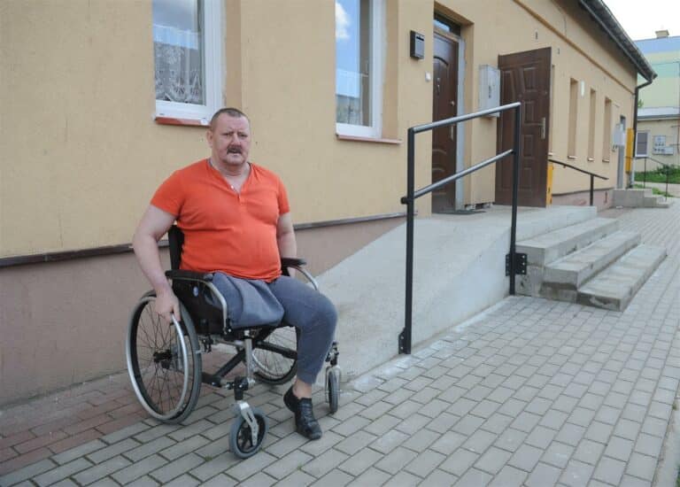 Wybudowano mu podjazd, przez który nie może wyjść z mieszkania