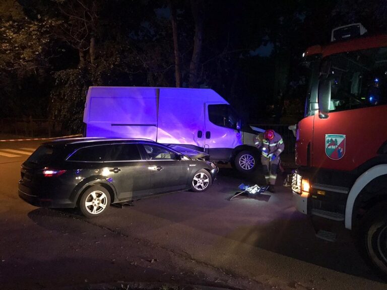Wypadek dwóch samochodów. Przód forda znalazł się pod busem