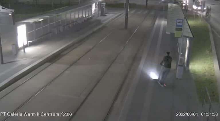 Nagranie spod Galerii Warmińskiej. 22-letni mieszkaniec Olsztyna miał wielkie szczęście?