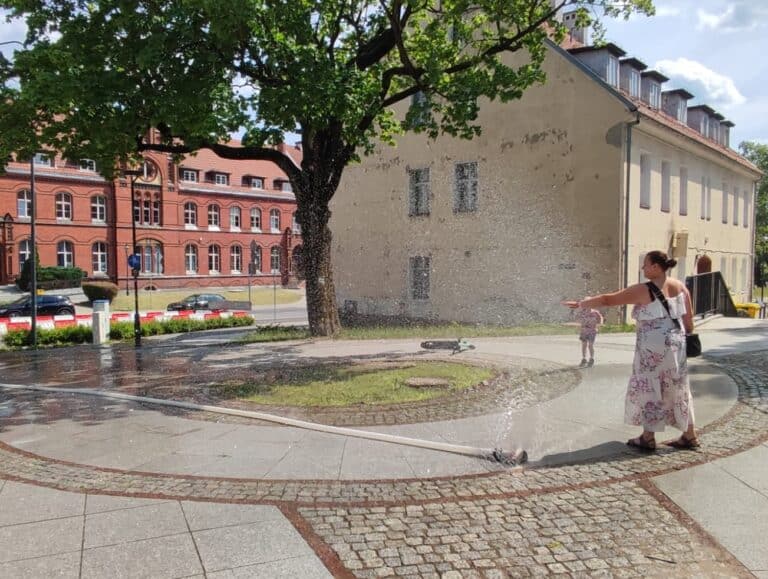 Woda chłodzi przechodni&oacute;w. Uliczne zdroje są zlokalizowane w kilkunastu miejscach