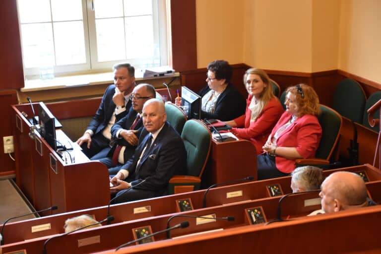 Marszałek pom&oacute;gł kolejarzom. Samorząd przekaże Polregio kolejnych 7 mln zł