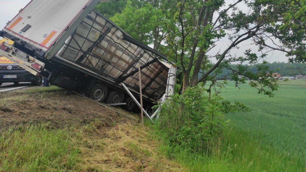 Utrudnienia na DK16 po wypadku. Ciężarówka z naczepą uderzyła w drzewo wypadek Olsztyn, Ostróda, Wiadomości, zPAP