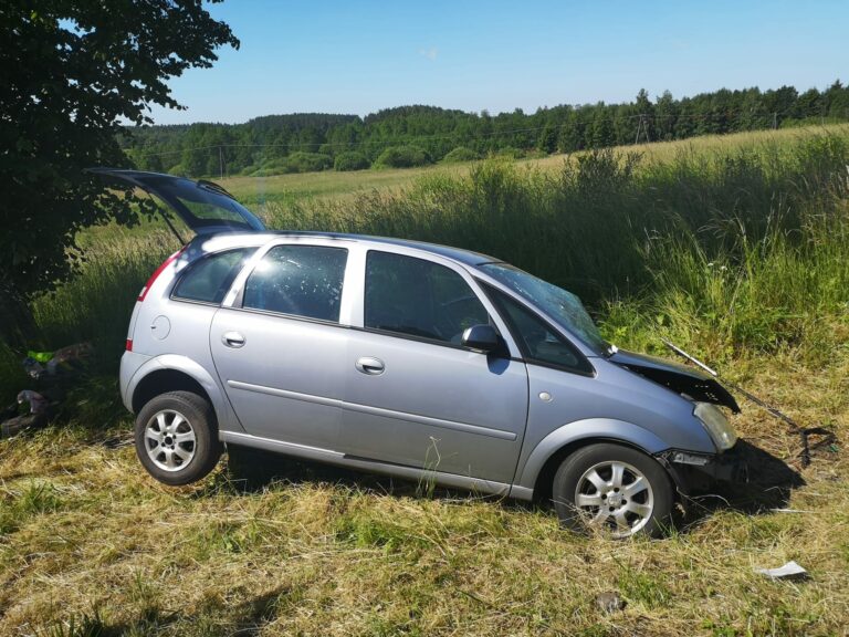 66-latkowi zatrzymała się akcja serca. Samoch&oacute;d osobowy zderzył się z ciężar&oacute;wką