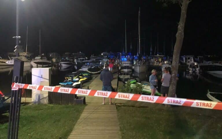 Lekarz stwierdził zgon. Żeglarz wypadł z pokładu jachtu zacumowanego w mazurskim porcie