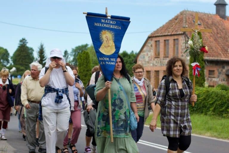 Stu pielgrzymów idzie z Kętrzyna do Ostrej Bramy