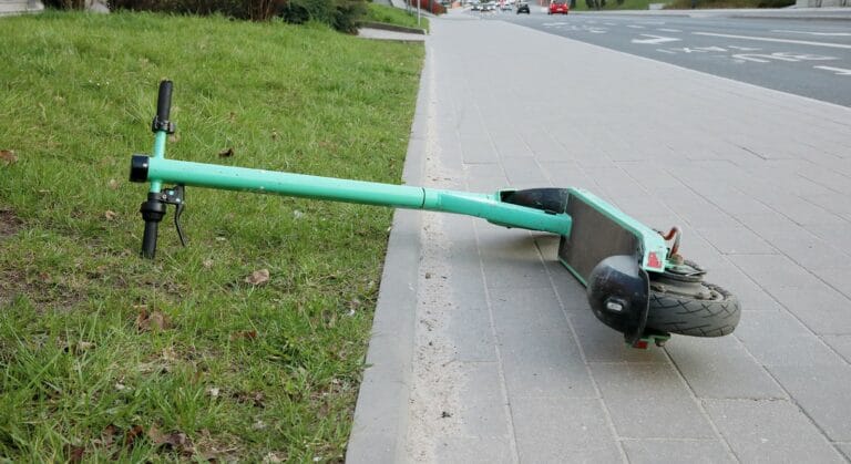 Pijana 24-latka przewr&oacute;ciła się na hulajnodze. Była poszukiwana i z obrażeniami ręki trafiła do szpitala